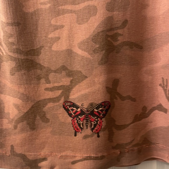 Sleeveless Sweet Beautiful Dreams skull and mauve and brown camo grommet tank L - Picture 8 of 8